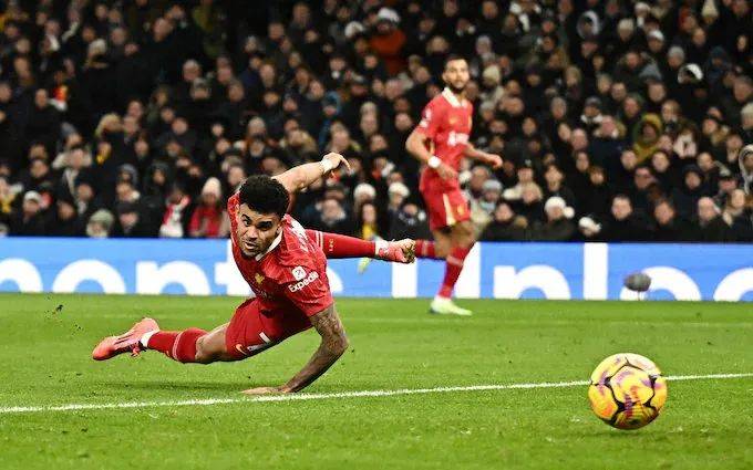 开云官方网站-利物浦核心球员被曝转会传闻，引球迷热议，的人人民那个是否.-开云官方网站