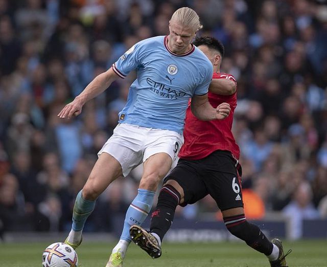 哈兰德迎来十五赛季出色发挥，老鹰观众热烈欢呼！赢得满堂喝彩