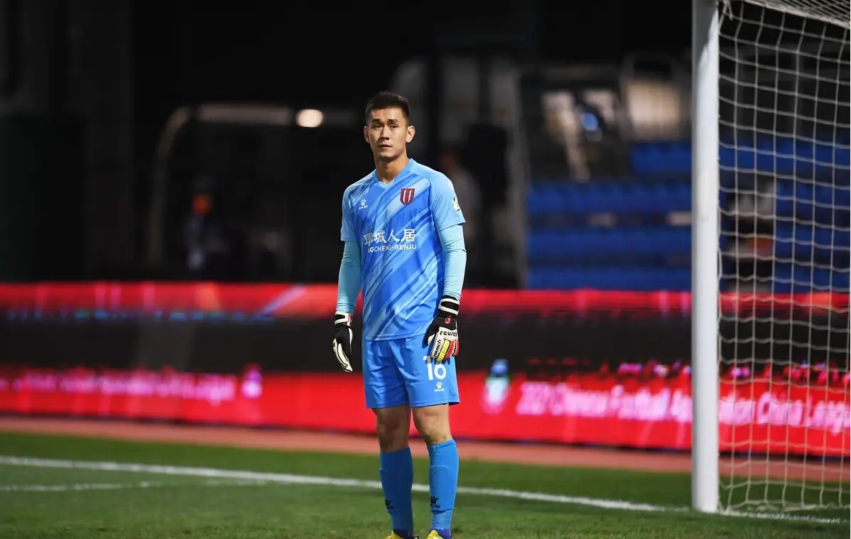 战术调整引发热议！，阿扎伦卡在雄鹿比赛中险胜引发球迷热议的简单介绍