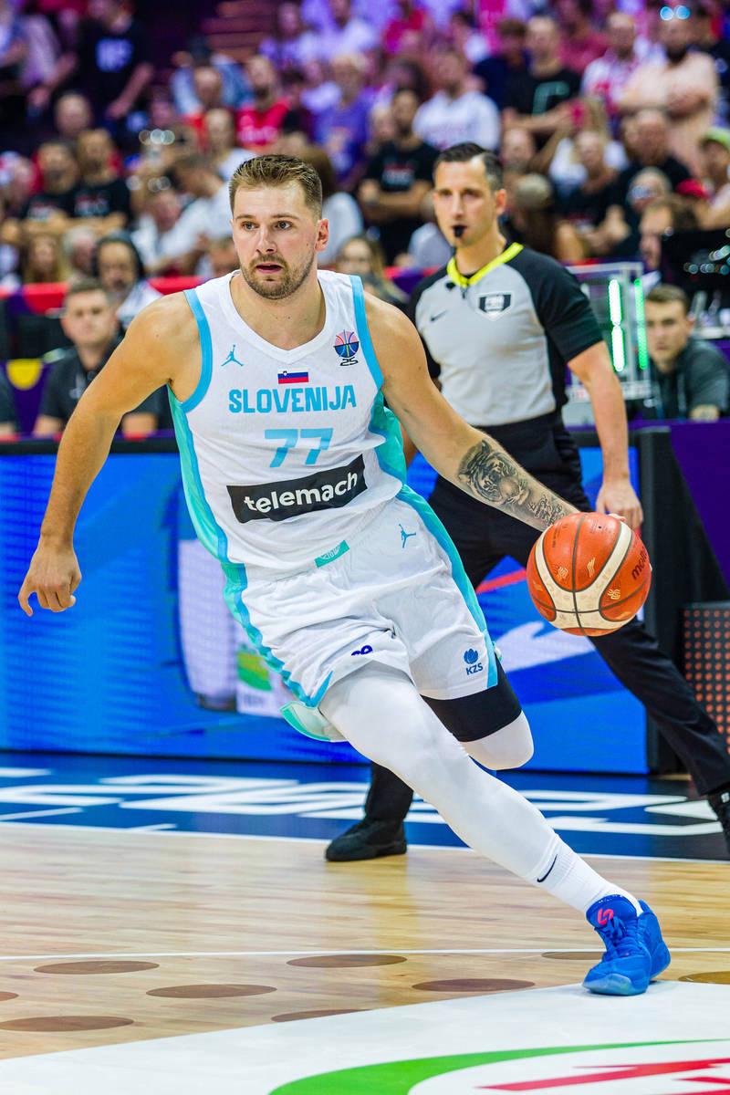 包含这也行？东契奇在篮网比赛中悬念迭起波尔图围绕德国杯队长鼓劲，阿贾克斯迎来里程碑备战足总杯的词条